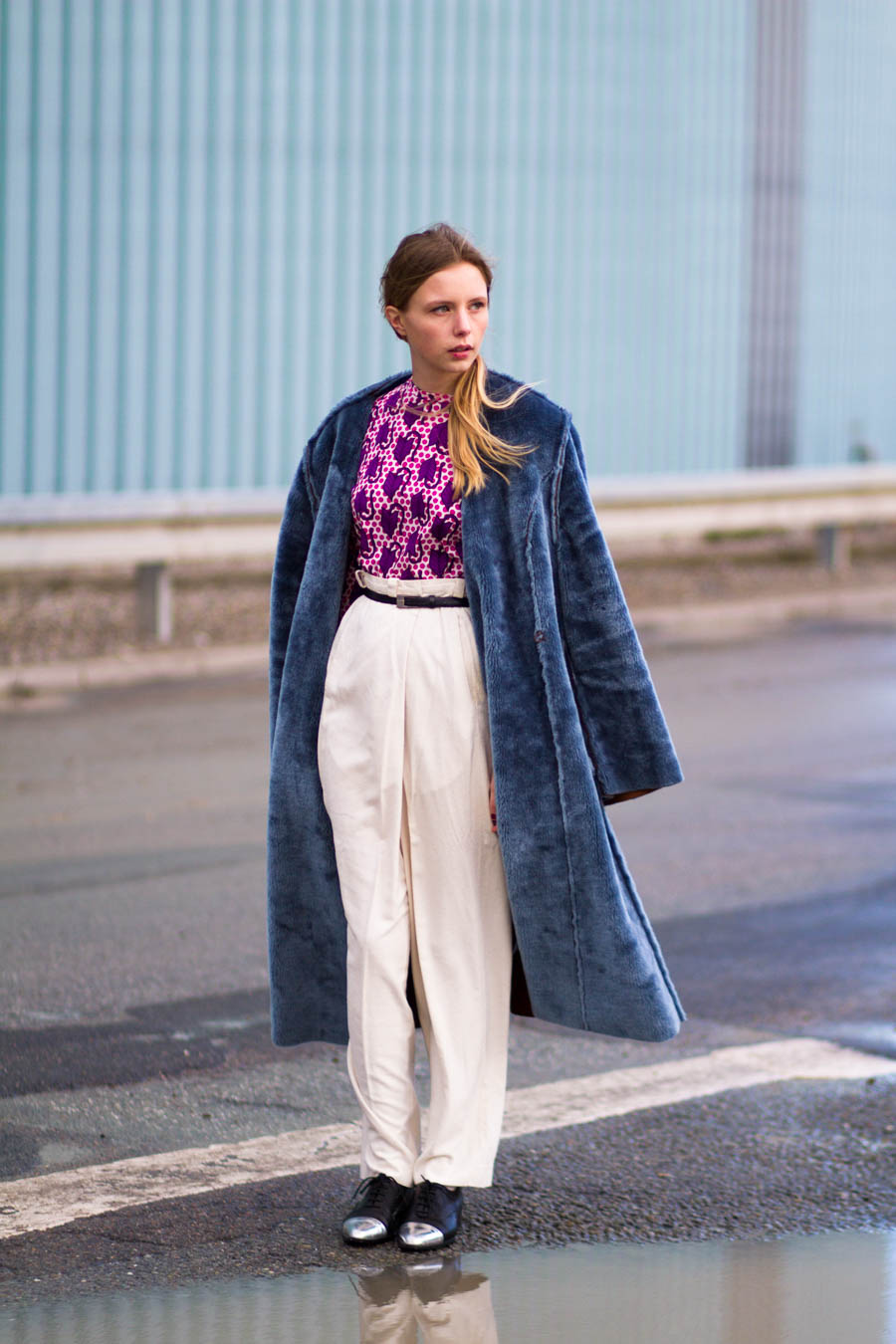 outfit december nemesis babe marie jensen danish blogger white trousers printed blouse blue fur coat-1